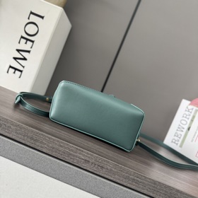 Loewe Новая модель — мини-сумка Puzzl