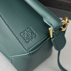 Loewe Новая модель — мини-сумка Puzzl