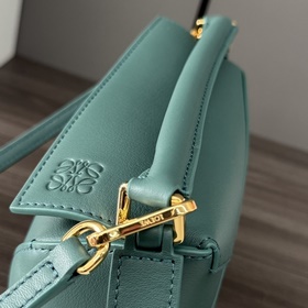 Loewe Новая модель — мини-сумка Puzzl