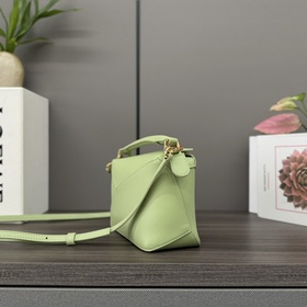Loewe Новая версия сумки Puzzle Edge 