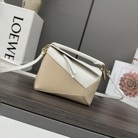 Loewe Новая модель — мини-сумка Puzzl