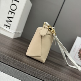Loewe Новая модель — мини-сумка Puzzl