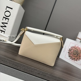 Loewe Новая модель — мини-сумка Puzzl