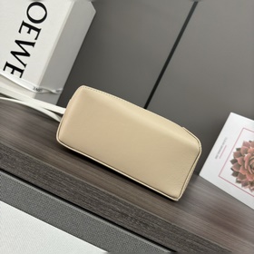 Loewe Новая модель — мини-сумка Puzzl