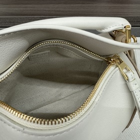 Loewe Новая модель — мини-сумка Puzzl
