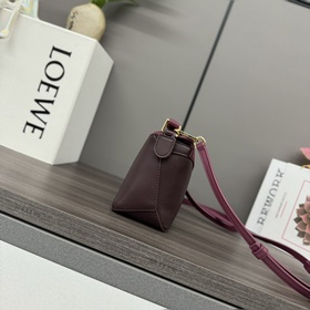Loewe Новая модель — мини-сумка Puzzl