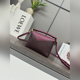 Loewe Новая модель — мини-сумка Puzzl
