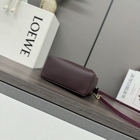 Loewe Новая модель — мини-сумка Puzzl
