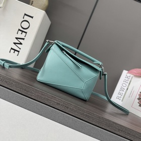 Loewe Новая модель — мини-сумка Puzzl