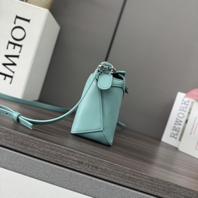 Loewe Новая модель — мини-сумка Puzzl