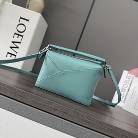 Loewe Новая модель — мини-сумка Puzzl