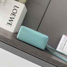 Loewe Новая модель — мини-сумка Puzzl