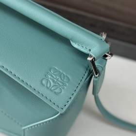 Loewe Новая модель — мини-сумка Puzzl