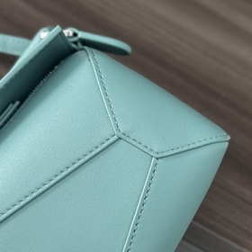 Loewe Новая модель — мини-сумка Puzzl