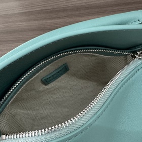 Loewe Новая модель — мини-сумка Puzzl