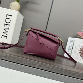 Loewe Новая модель — мини-сумка Puzzl