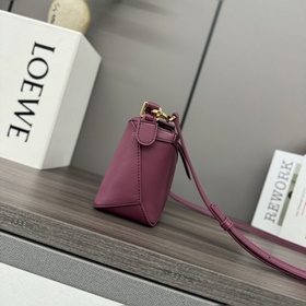 Loewe Новая модель — мини-сумка Puzzl