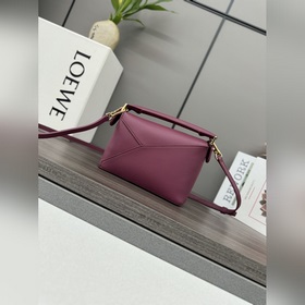 Loewe Новая модель — мини-сумка Puzzl