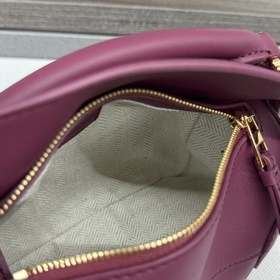 Loewe Новая модель — мини-сумка Puzzl
