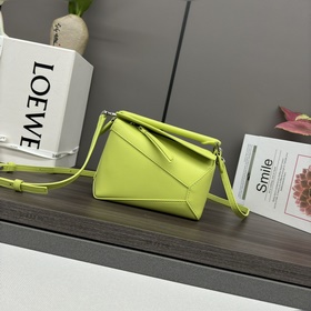 Loewe Новая модель — мини-сумка Puzzl