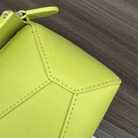 Loewe Новая модель — мини-сумка Puzzl