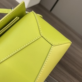 Loewe  Мини-сумка Puzzle Edge из атла