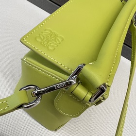 Loewe  Мини-сумка Puzzle Edge из атла