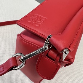 Loewe  Мини-сумка Puzzle Edge из атла