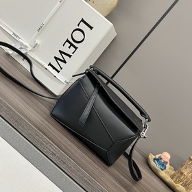 Loewe  Мини-сумка Puzzle Edge из атла
