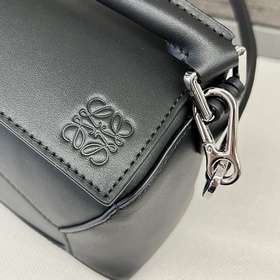 Loewe  Мини-сумка Puzzle Edge из атла