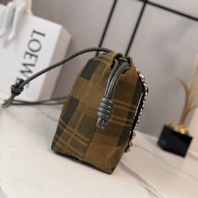 Loewe  Классическая сумка-клатч средн