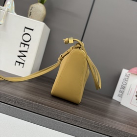 Loewe  Классическая сумка-хобо Hammoc