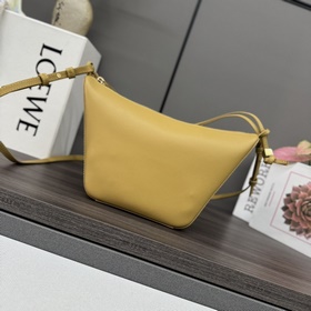 Loewe  Классическая сумка-хобо Hammoc