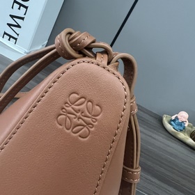 Loewe  Классическая сумка-хобо Hammoc