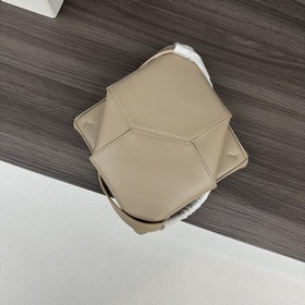 Новая мини-сумка Puzzle Fold от Loewe 