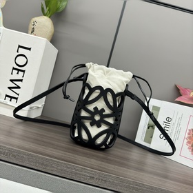 Loewe  Эта универсальная сумочка изго