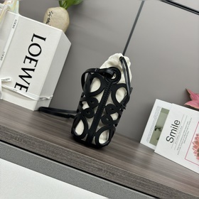 Loewe  Эта универсальная сумочка изго