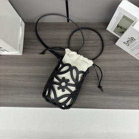 Loewe  Эта универсальная сумочка изго