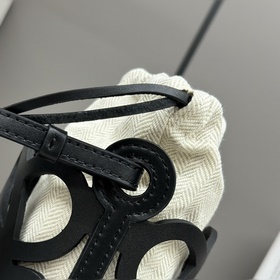 Loewe  Эта универсальная сумочка изго