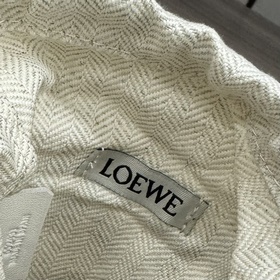 Loewe  Эта универсальная сумочка изго