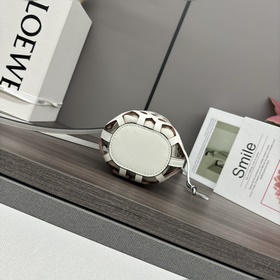Loewe  Эта универсальная сумочка изго