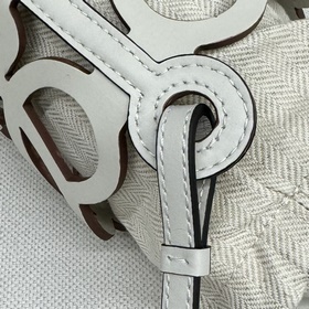 Loewe  Эта универсальная сумочка изго