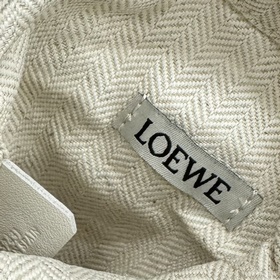 Loewe  Эта универсальная сумочка изго