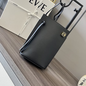 Классическая практичная сумочка Loewe