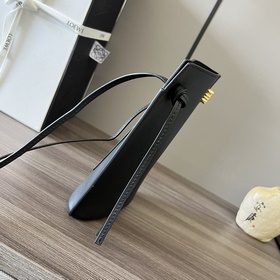 Классическая практичная сумочка Loewe 