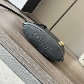Классическая практичная сумочка Loewe 