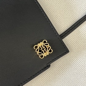 Классическая практичная сумочка Loewe 