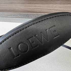 Классическая практичная сумочка Loewe 