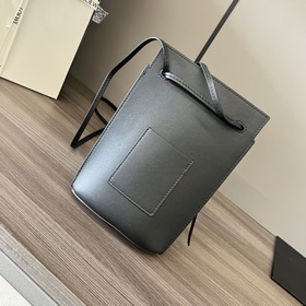 Классическая практичная сумочка Loewe 