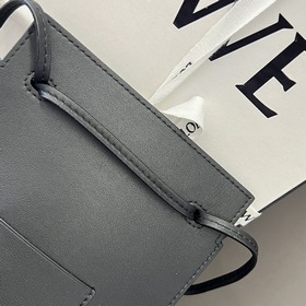 Классическая практичная сумочка Loewe 